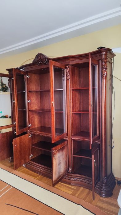 Італійська вітрина-буфет з дорогих порід дерева