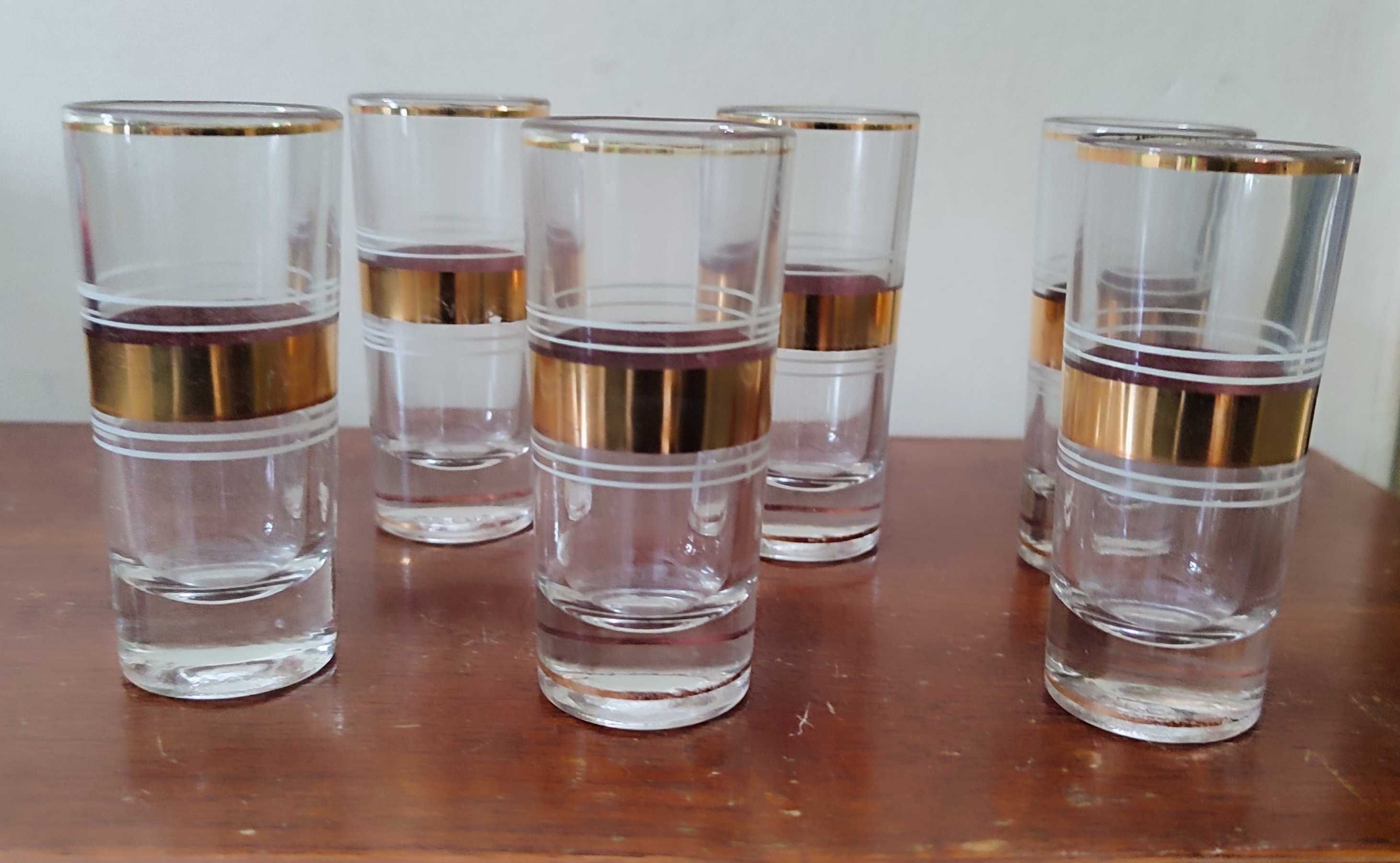 Copos vintage branco e dourado