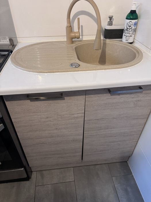 Zlew, bateria i szafka.