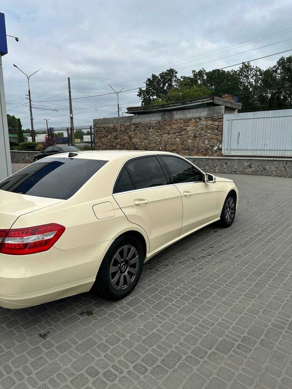 Автомобіль Mercedes-Benz Е200 W212