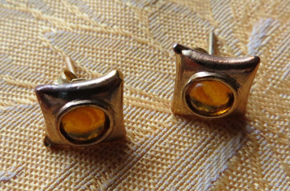 Brincos com banho em ouro e pedra amarela - Medida: 1 X 1 cm