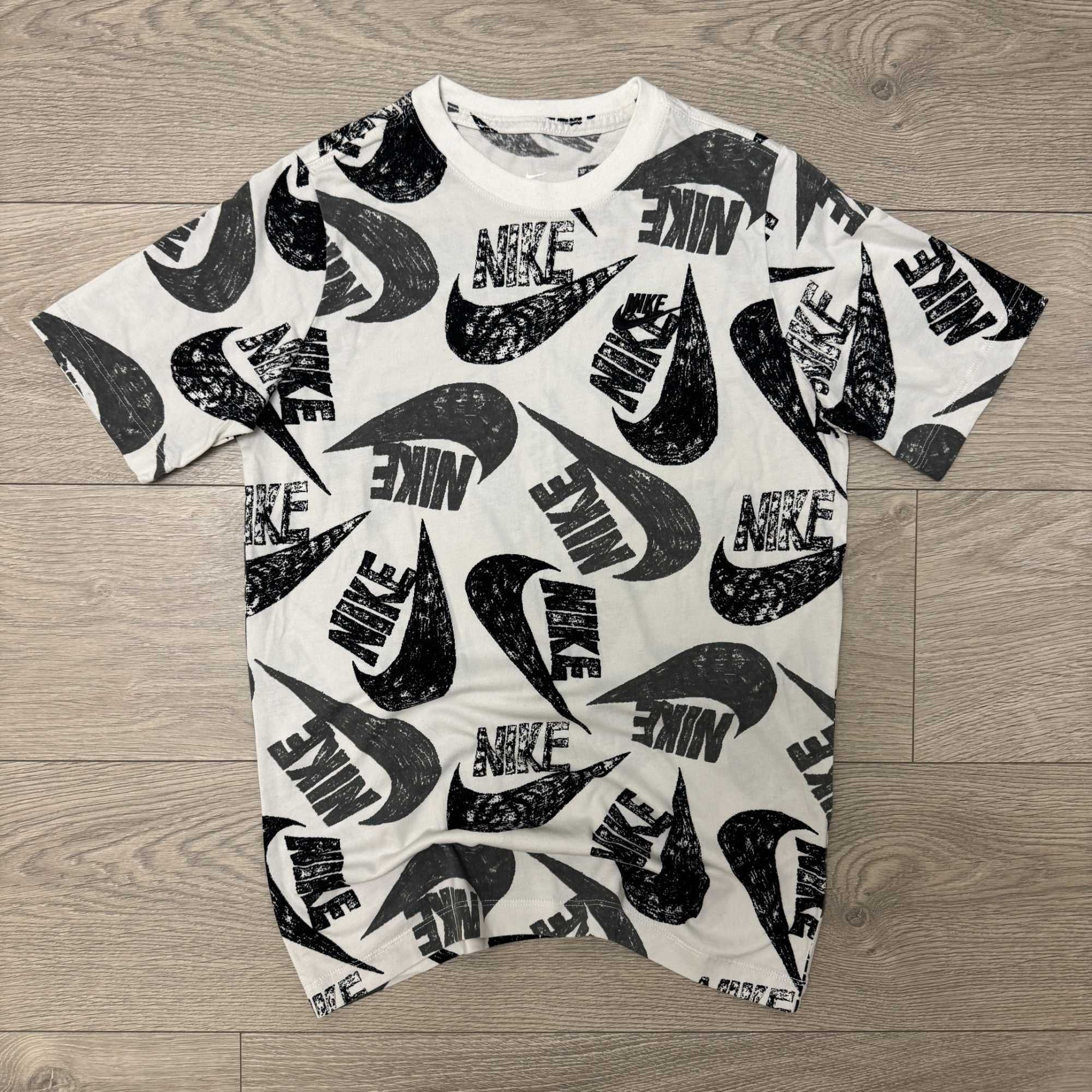 Стильна Монограмна Футболка Найк Nike Monogram,  розмір XS, оригінал