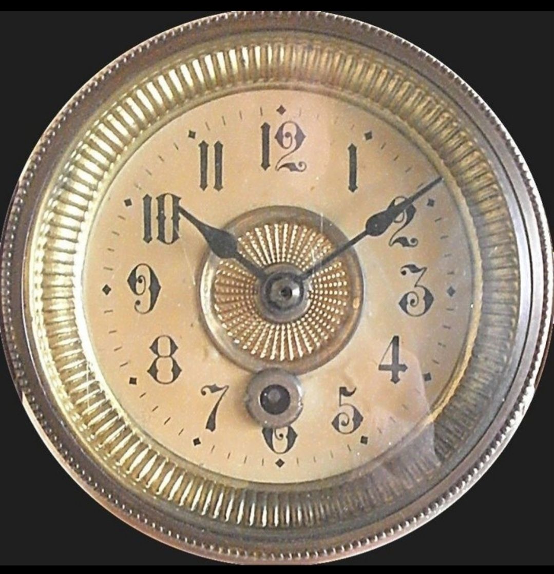Fantástico e antigo relógio de lareira