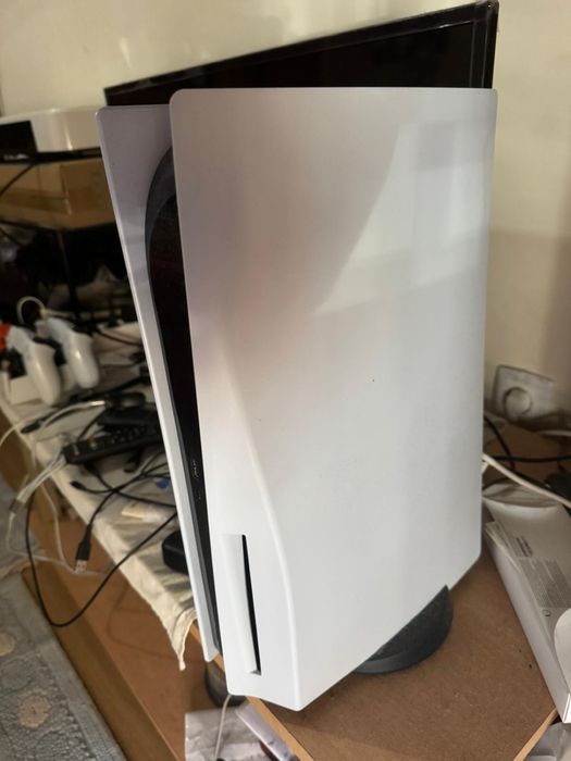 PS5 com 2 comandos e plataforma de carregamento