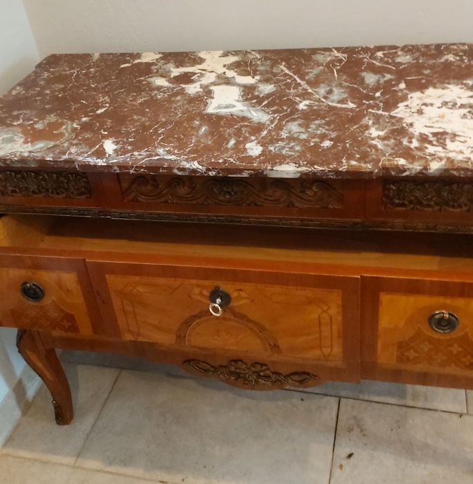 Komoda antyczna z marmurowym blatem – intarsje, mosiężne zdobienia

Sp