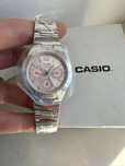 Zegarek damski Casio LTP-2069D-4AVEG nowy, stalowy, różowa tarcza