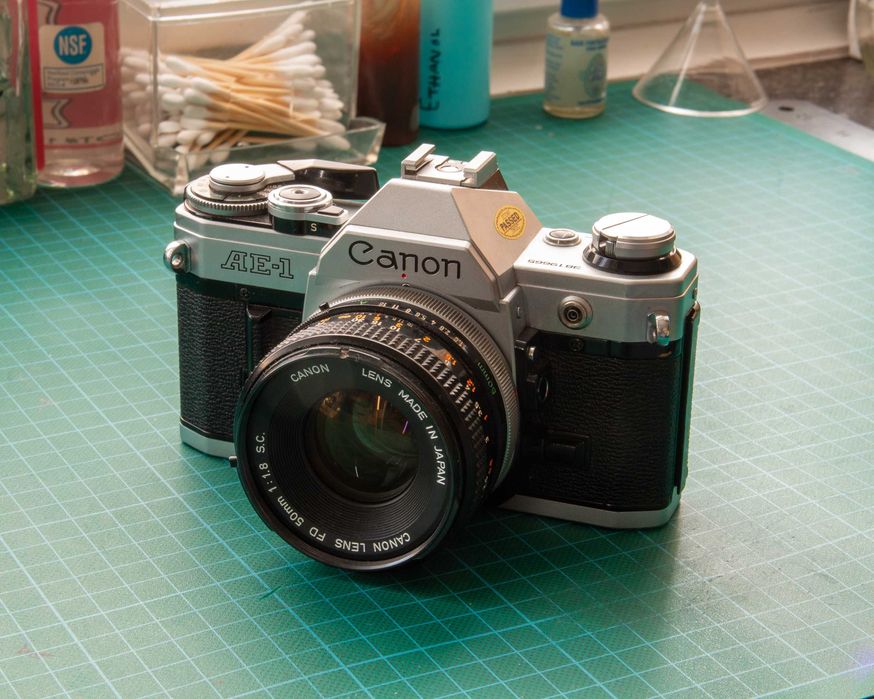 Câmara Analógica Canon AE-1 com Lente FD 50mm f/1.8 S.C.