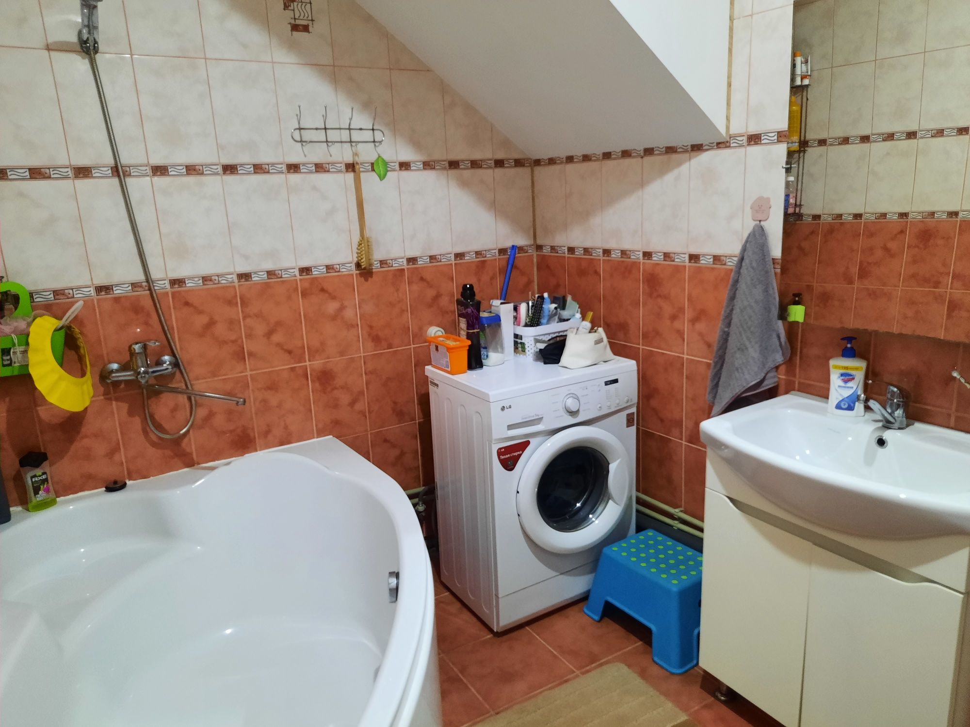Продам  половину будинку в центрі від власника може підійти під бізнес