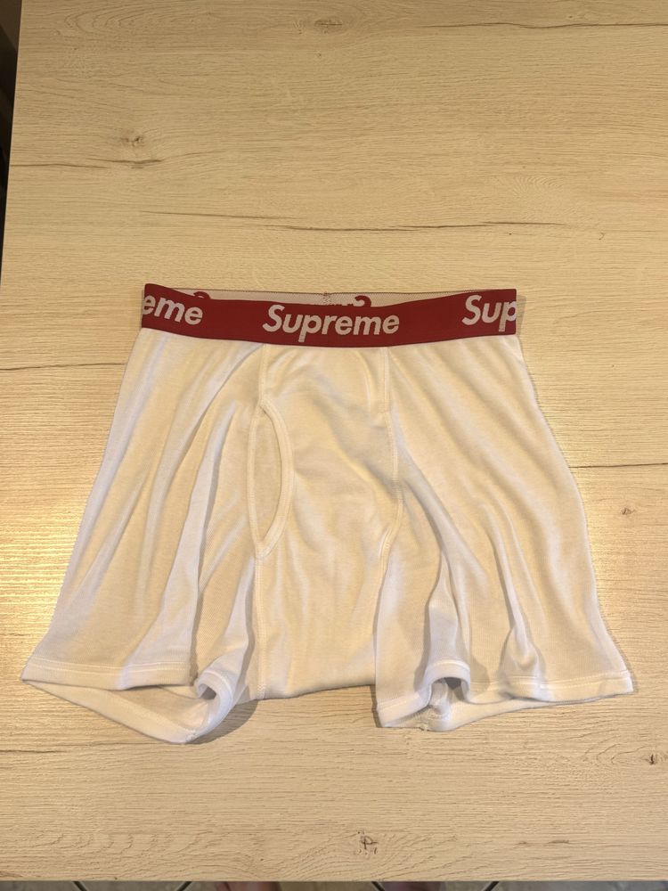Białe majtki supreme