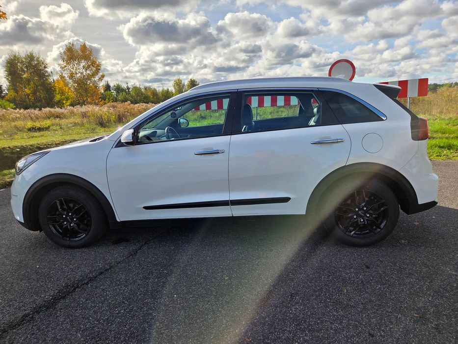 Kia Niro Super stan, hybryda, nowe opony, FV23%, HAK, kamera cofania, NAVI
