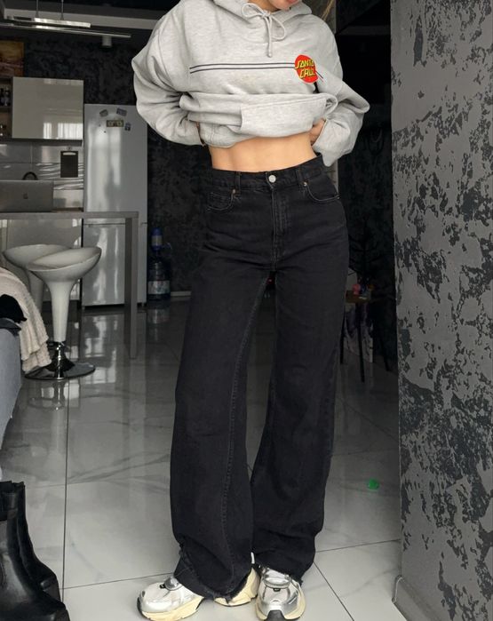 Черные джинсы на средней посадке