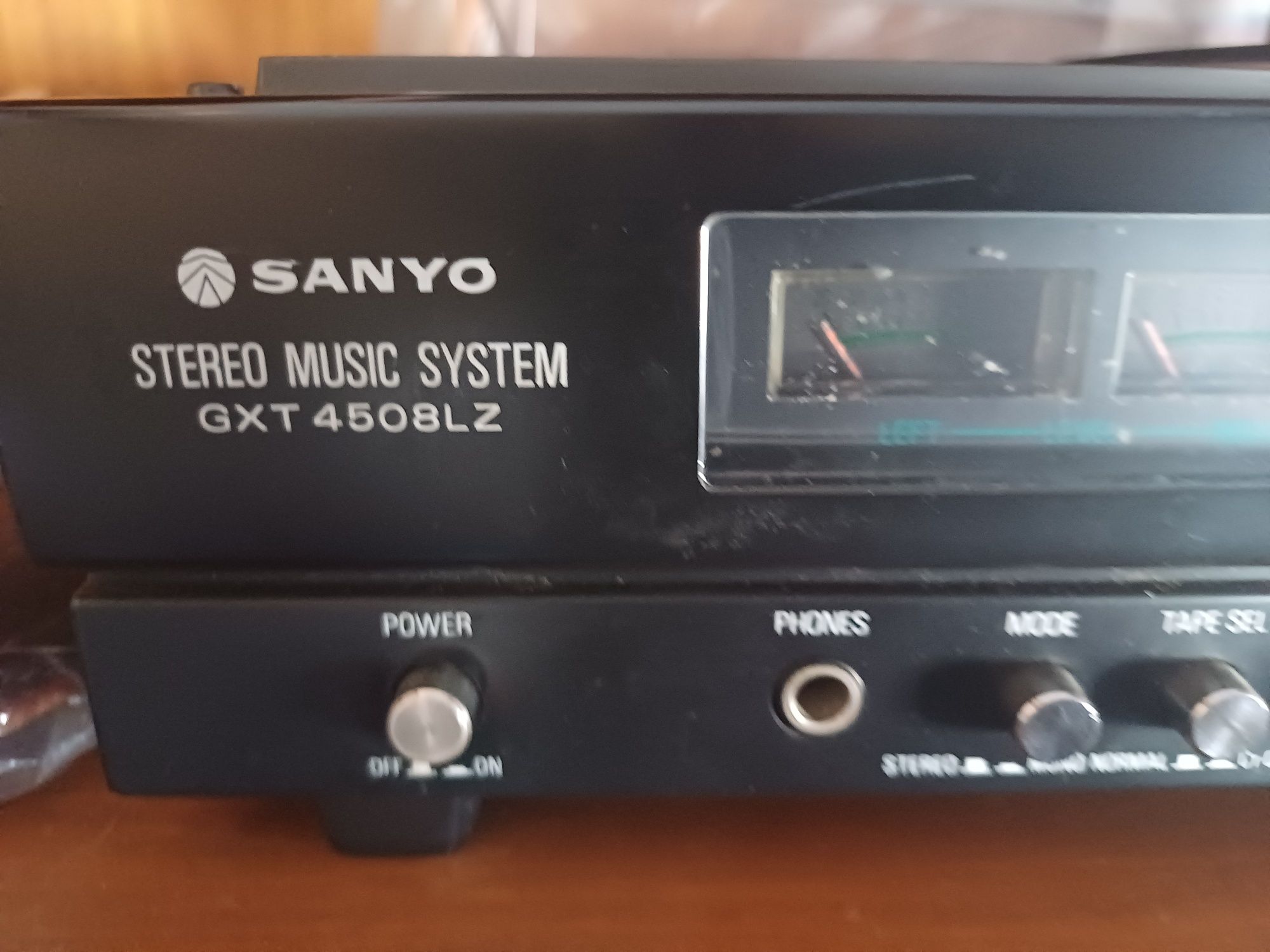 Vendo gira discos, cassete, radio Sanyo
