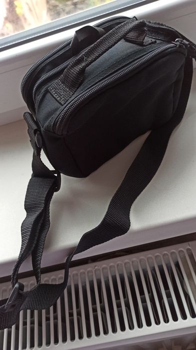 Невелика сумочка для камери чи іншого