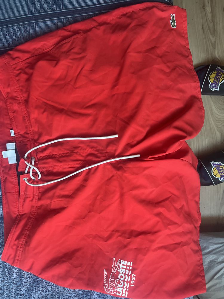Krótkie spodnie lacoste kolor czerwony (raz założone)