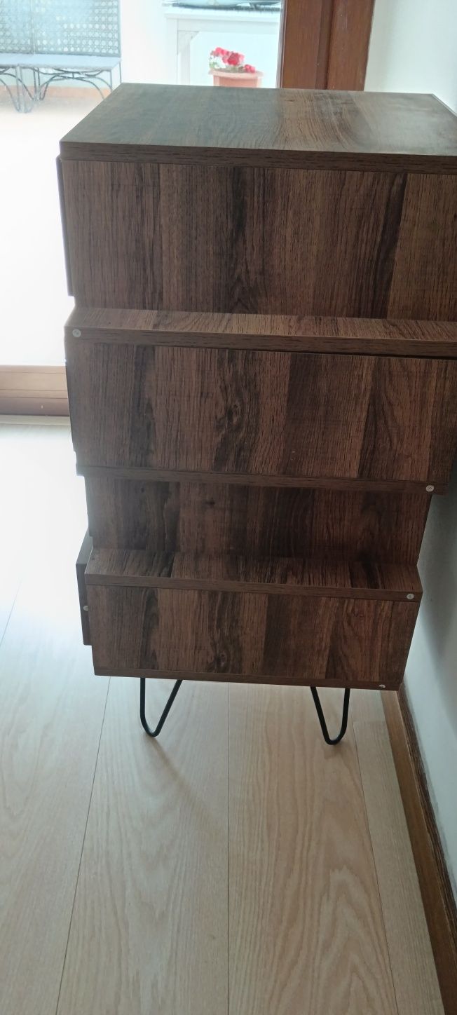 Cômoda Castanha com 4 Gavetas – Compacta e Moderna