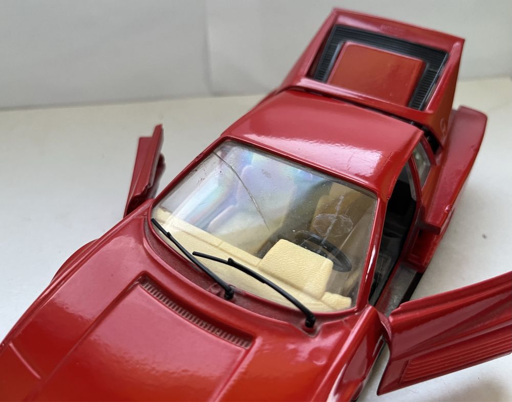 Model samochodu w skali 1:24 Ferrari Testarossa Bburago Burago