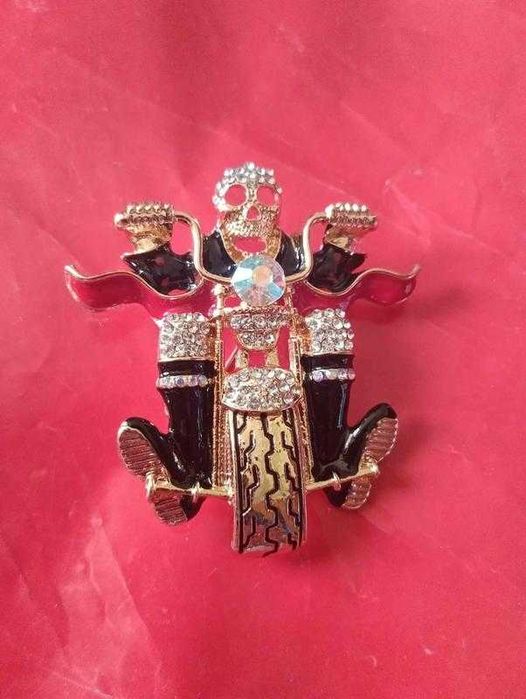 Креативна брошка скелет череп на мотоциклі