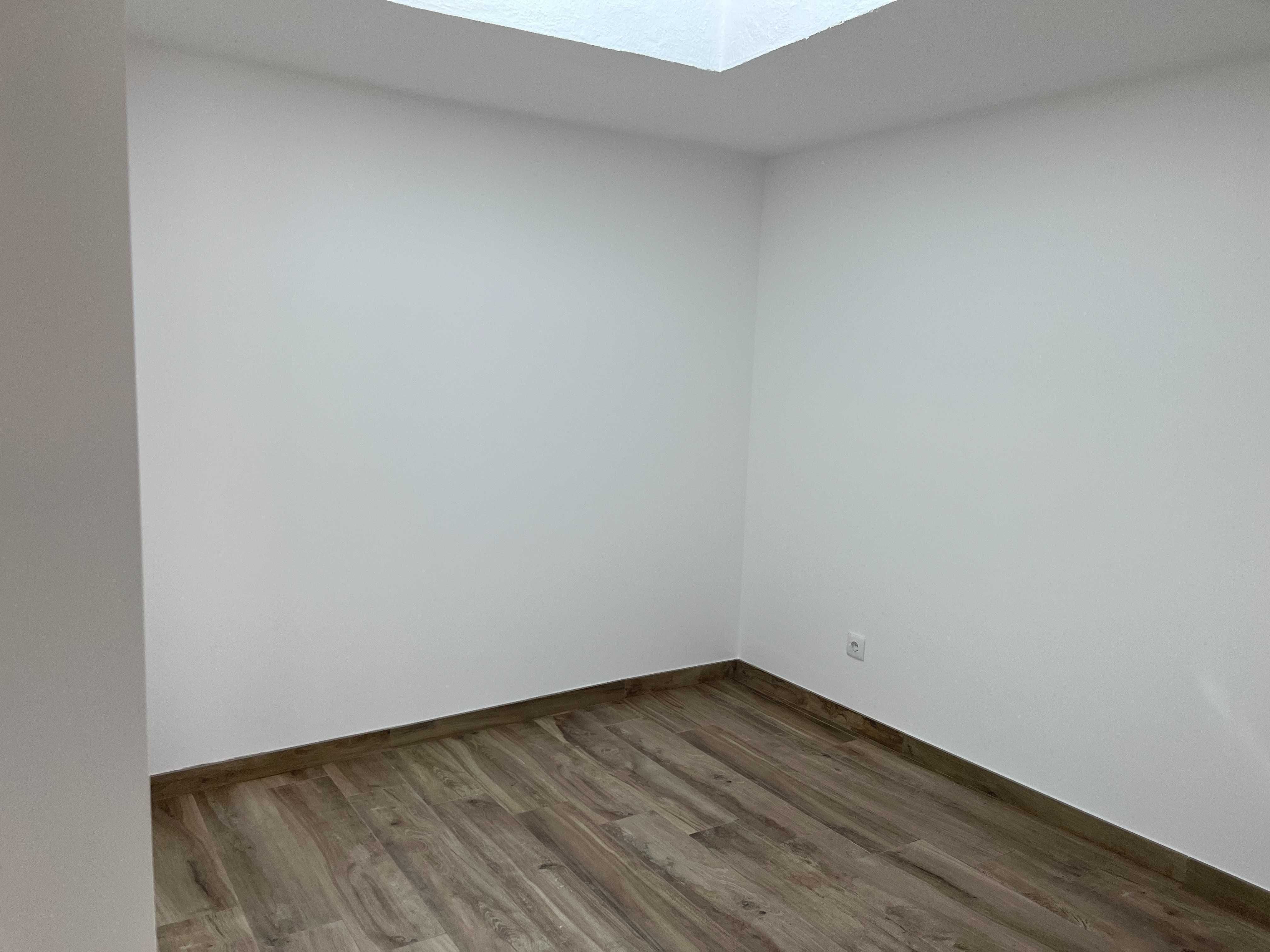 T2 na Graça, remodelado e cozinha semi-equipada. Terraço c vista ampla