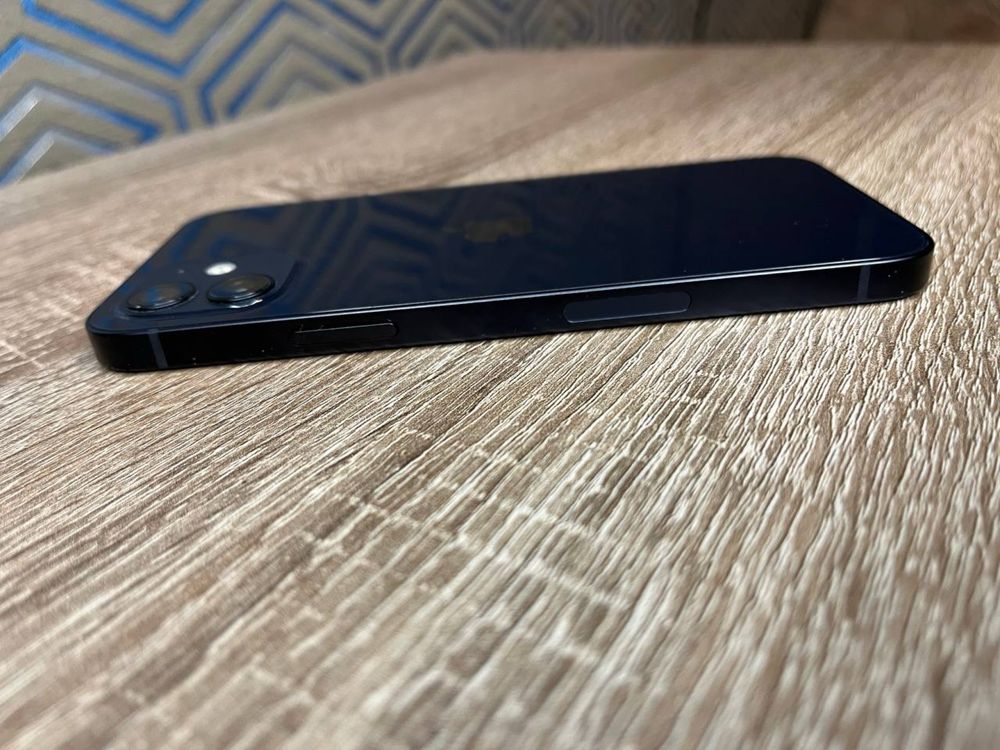 Продам Iphone 12