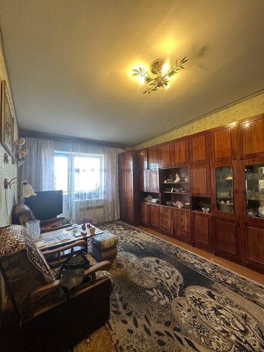 Продається трикімнатна квартира