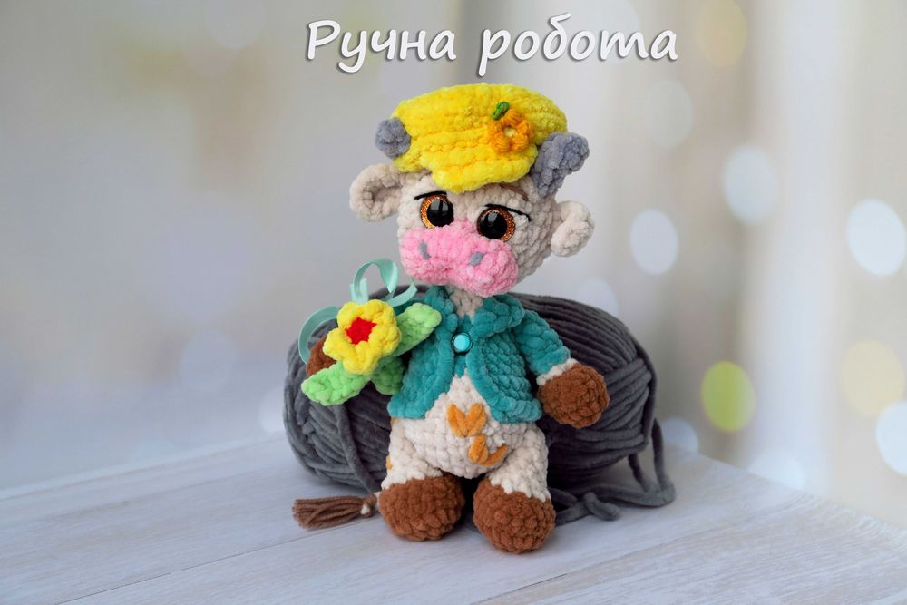 Плюшевий в'язаний бичок в кепці з квіткою в коробці