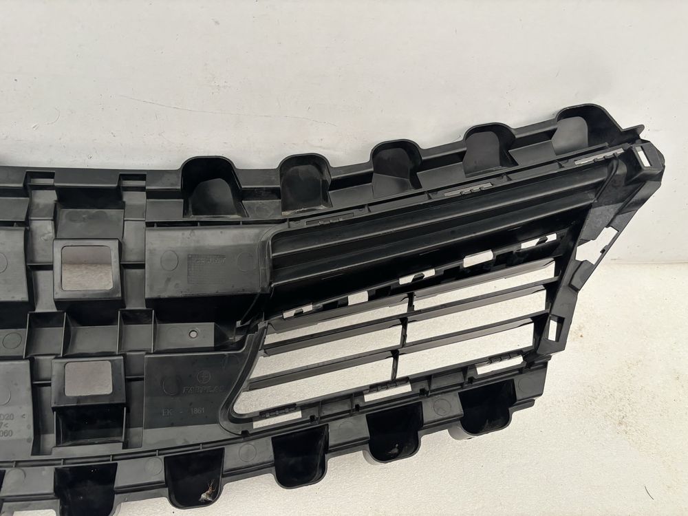 Toyota Verso lift 13-18 grill atrapa kratka zderzaka przód