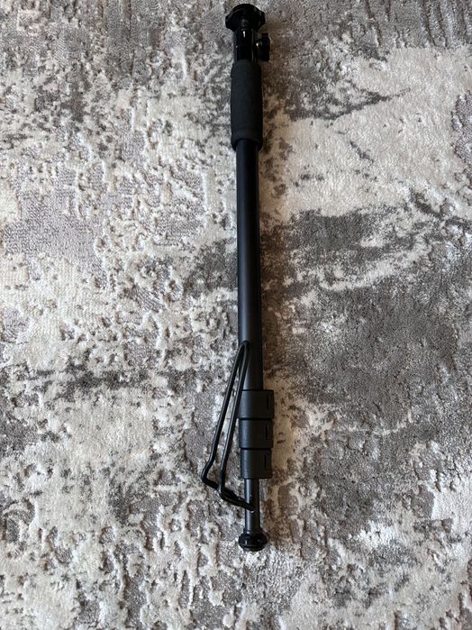 Монопод чорний .