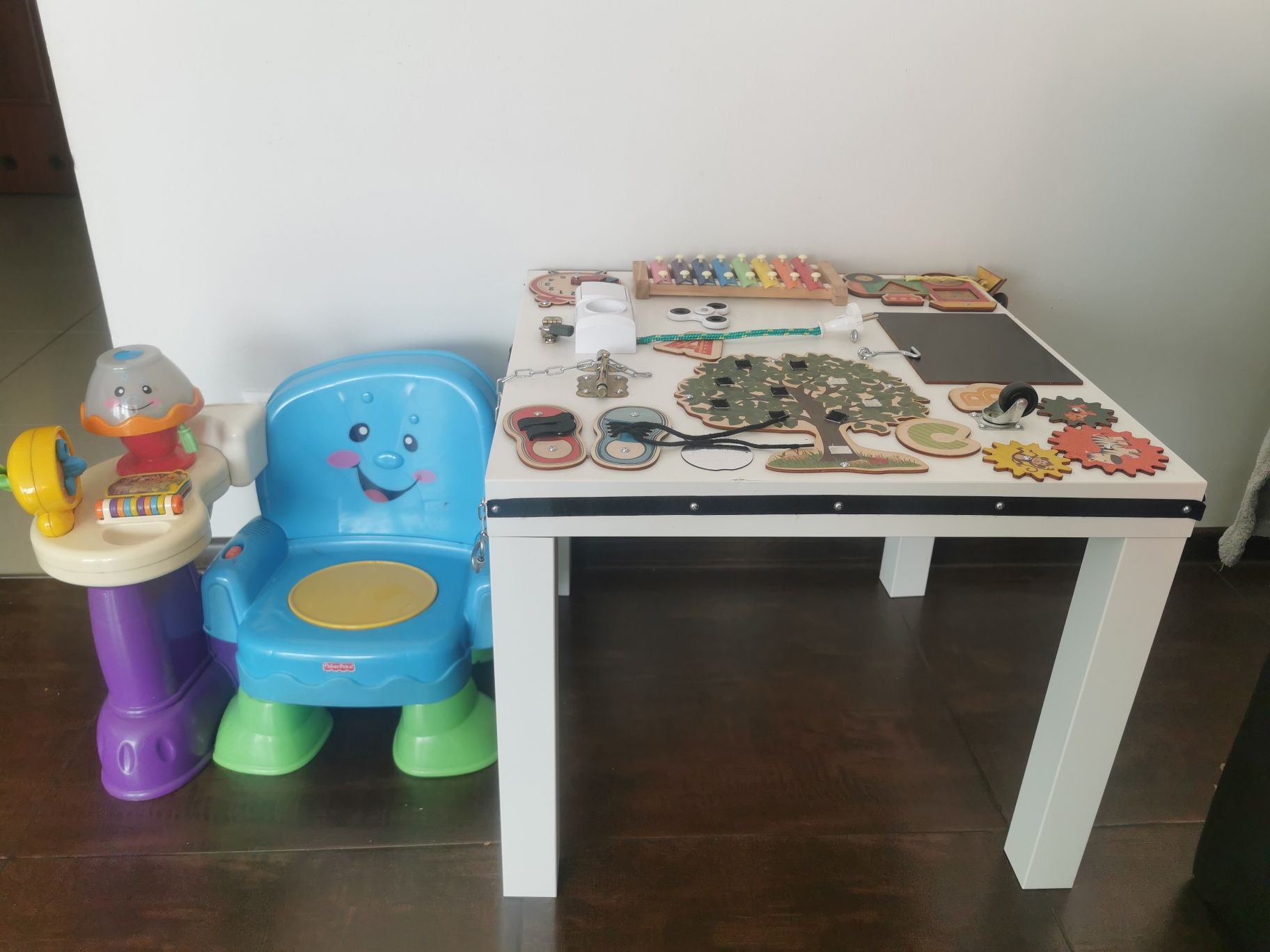 Stolik manipulacyjny dla dzieci plus krzesełko