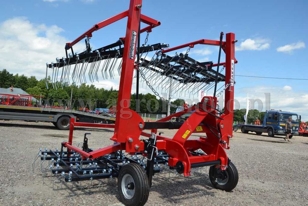 Brona chwastownik do niszczenia chwastów Izak 6m Agro-Factory Awemak