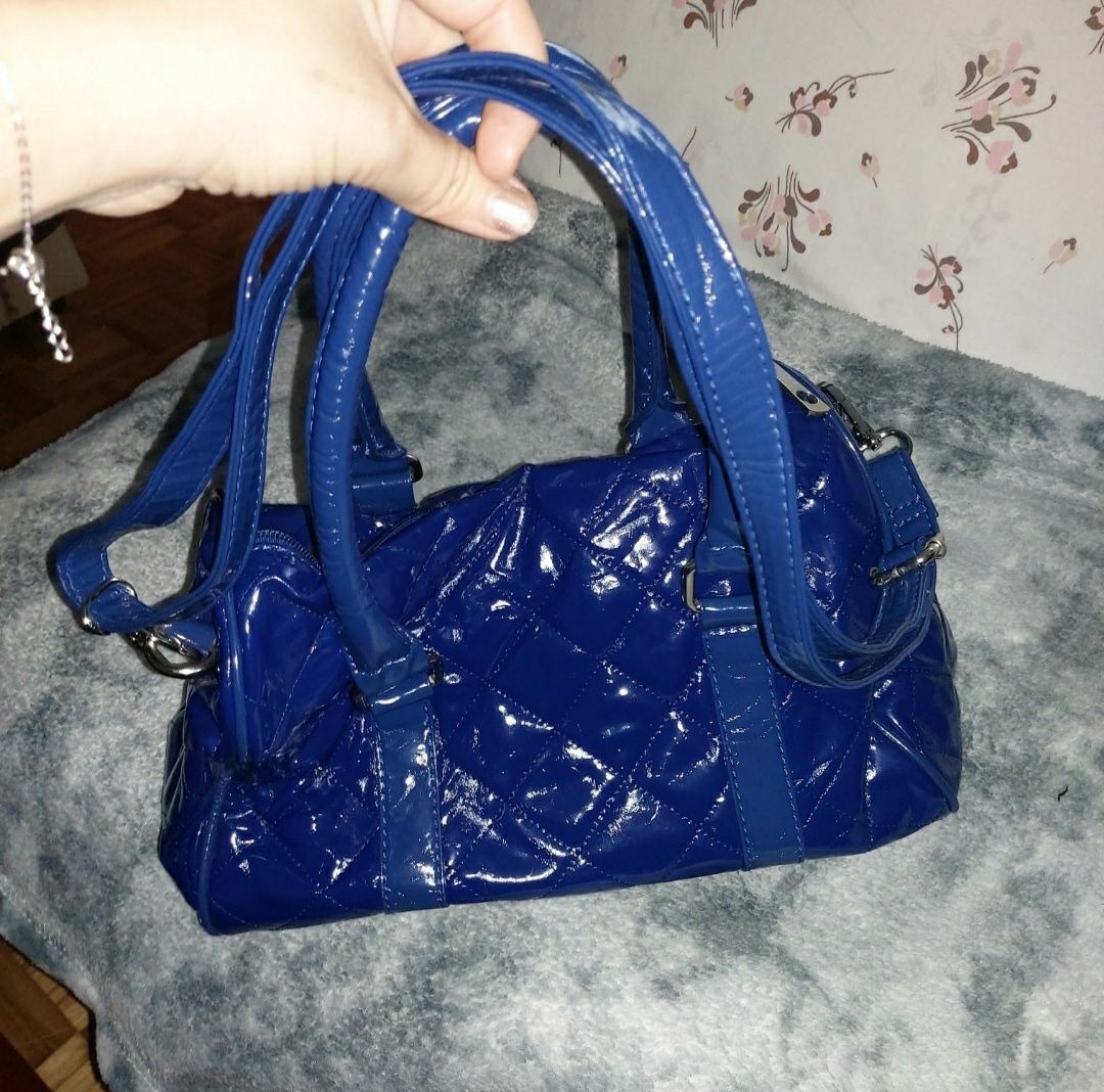 Mala.  .    Azul