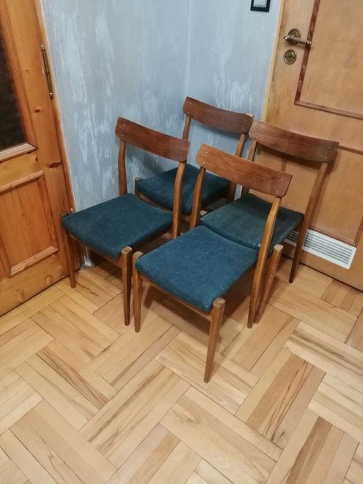 Stół i 4 krzesła tapicerowane