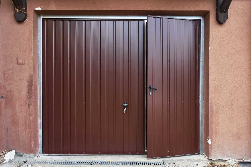 Brama garażowa uchylna Brąz połysk 2530 x 2100mm T7 + furtka