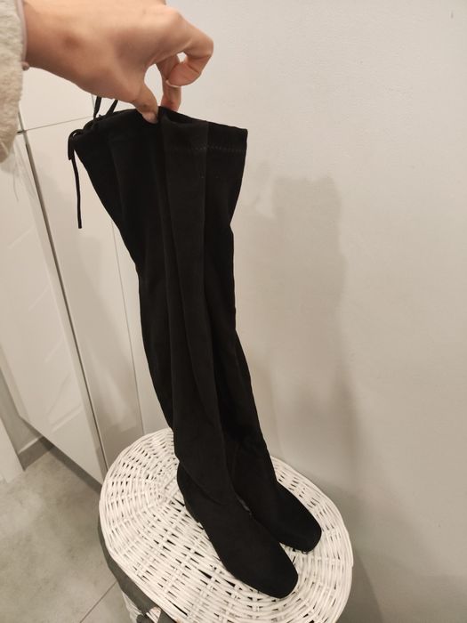 Długie kozaki na słupku