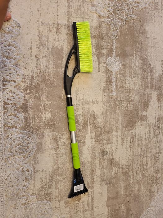 Щітка телескопічна для снігу зі скрибком автомобільна.