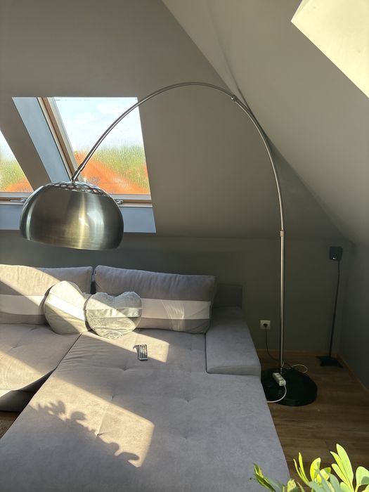 Lampa stojaca, stebrna, podstawa czarna.