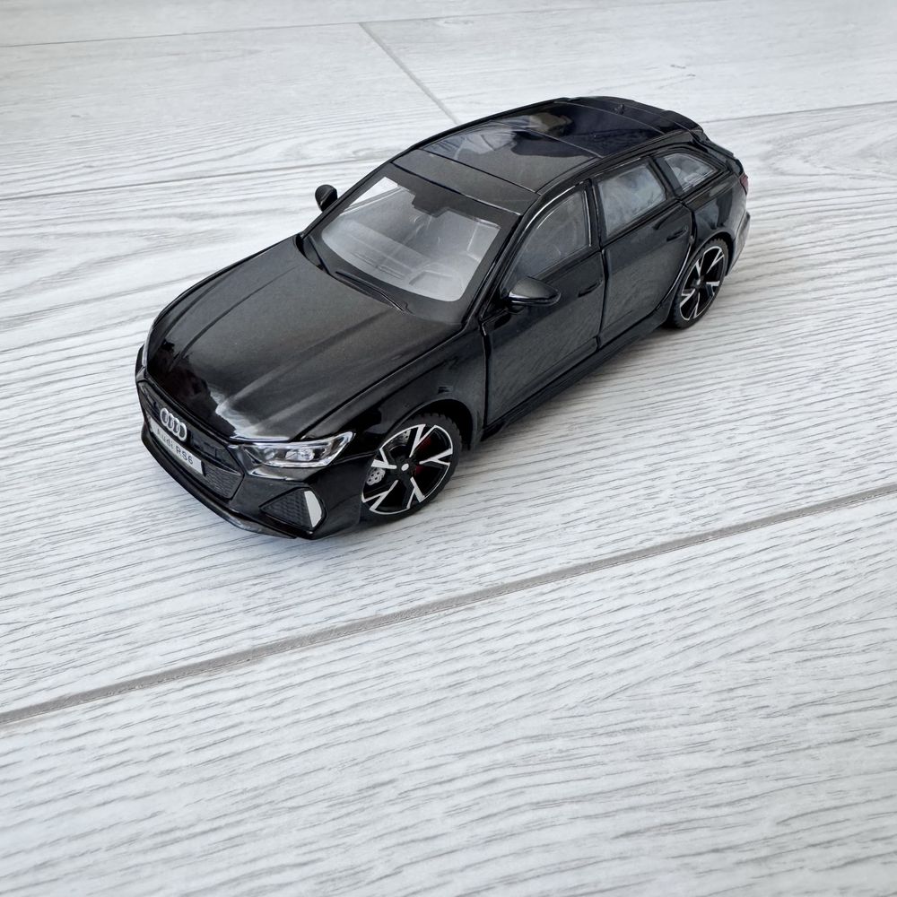 Колекційна модель автомобіля Audi RS6 • 1:32