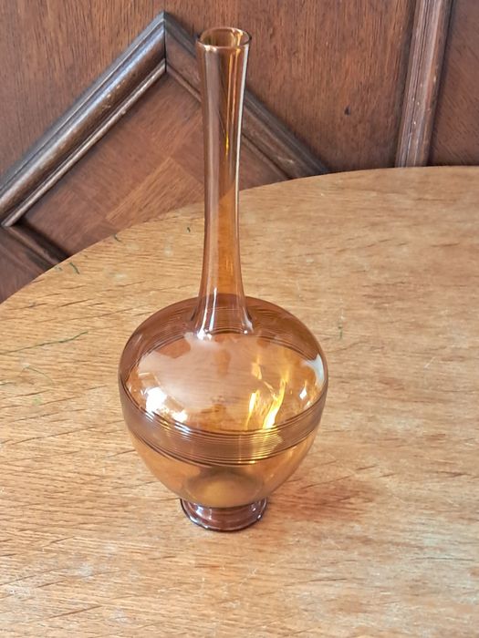 Śliczny szklany flakonik