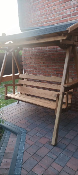 Huśtawka i studnia ogrodowa