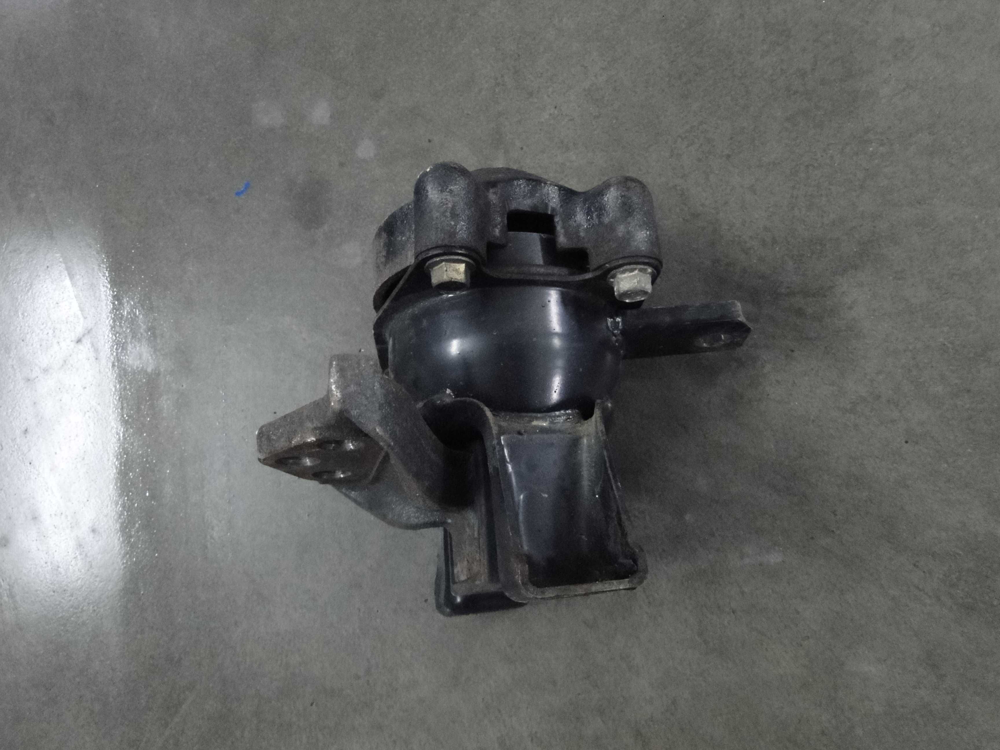 Подушка опора двигуна права Mitsubishi Grandis 2.4 04-11р. MR594373