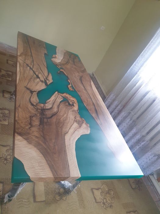 Кухонні столи з епоксидної смоли в наявності