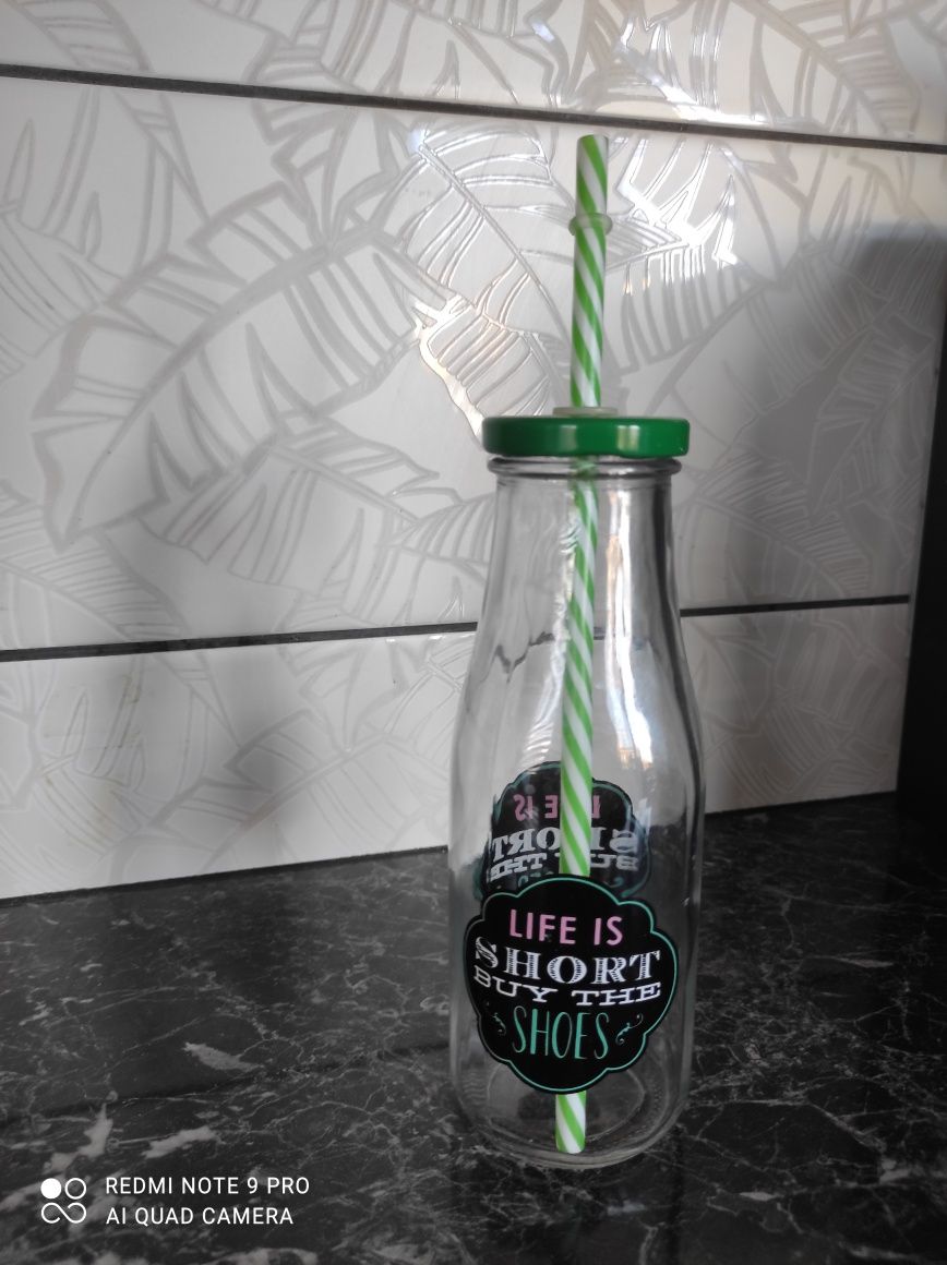Butelka szklana ze słomką z napisem