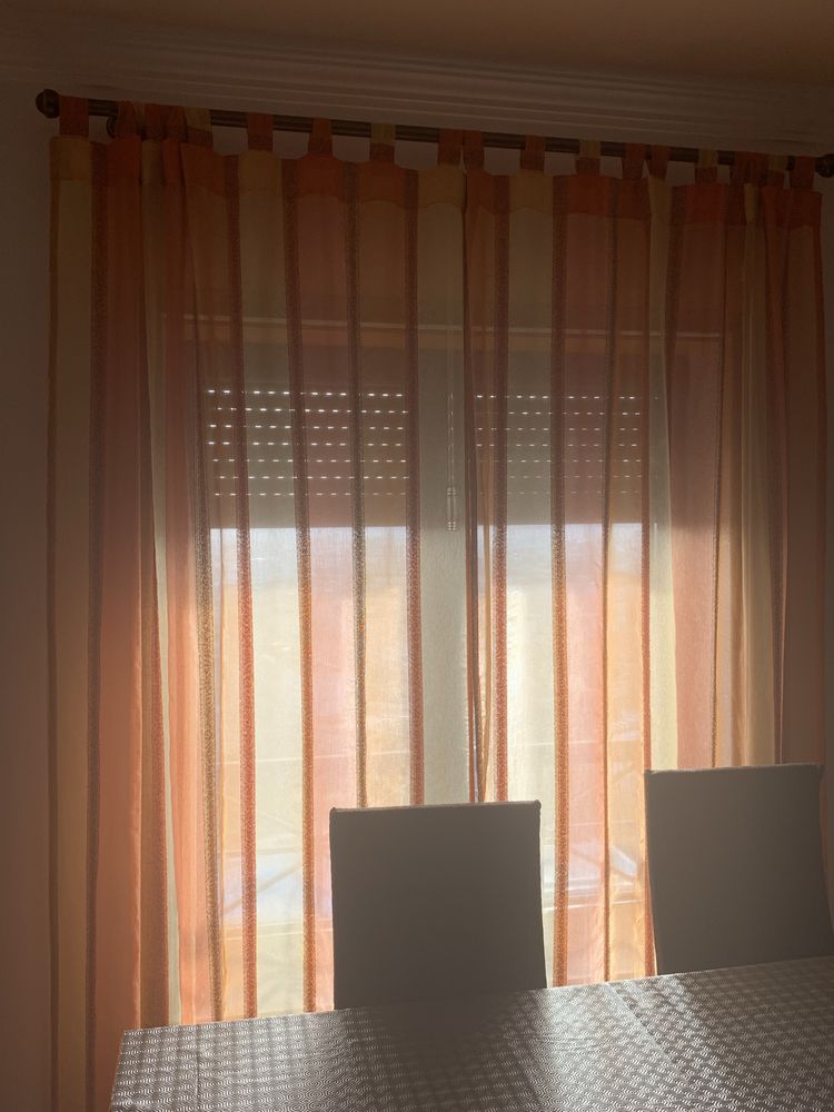 2 pares de cortinados semi transparentes com 3 almofadas