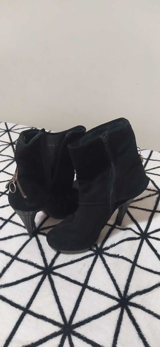 Sapatos de mulher de luxo como novos.