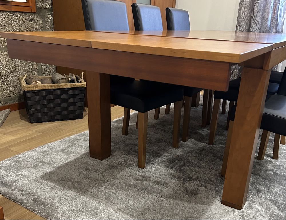 Vendo mesa jantar cerejeira e cadeiras em pele