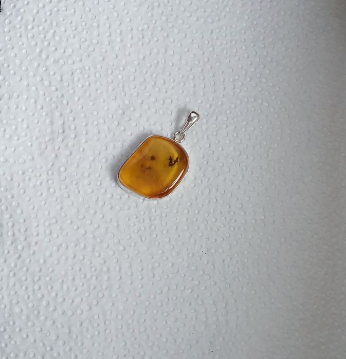 Wisiorek srebrny z bursztynem