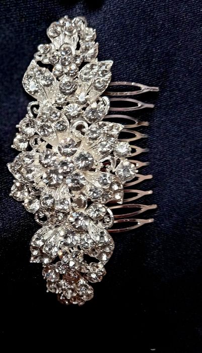 Гребінці  та діадеми у зачіску