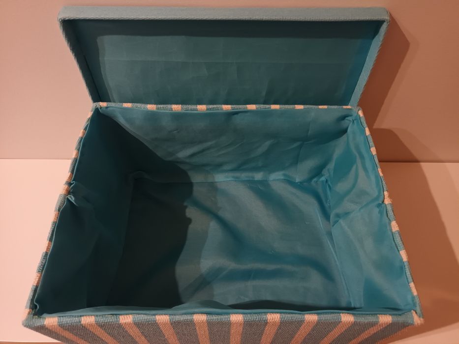 Duas caixas em tecido azul claro e branco