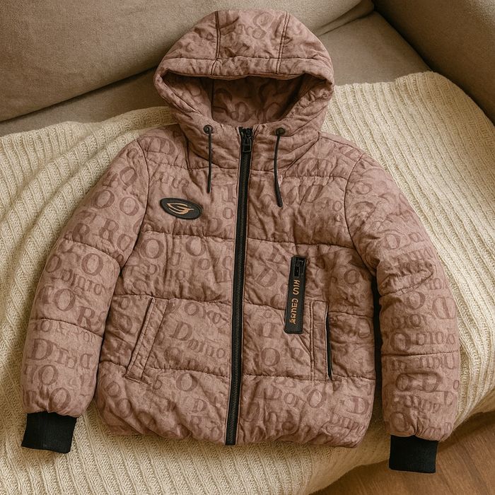 Куртка-пуховик для девочки, принт монограммы, капюшон
