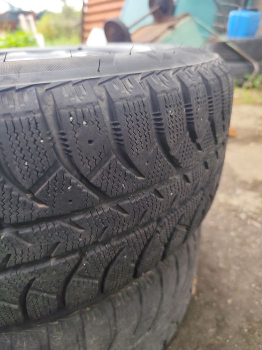 Зимняя резина  бриджстоун  185/60/15 Bridgestone