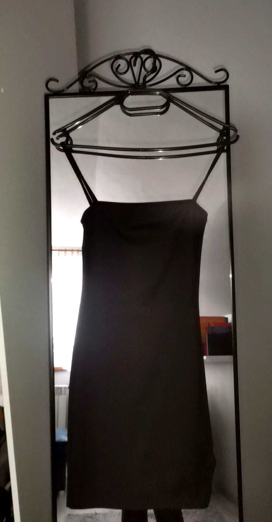 Czarna sukienka z wycięciem